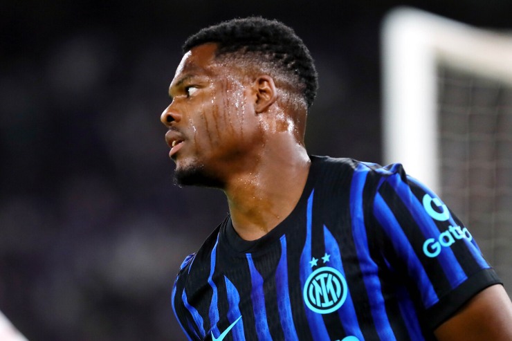 Denzel Dumfries in campo con la maglia dell'Inter