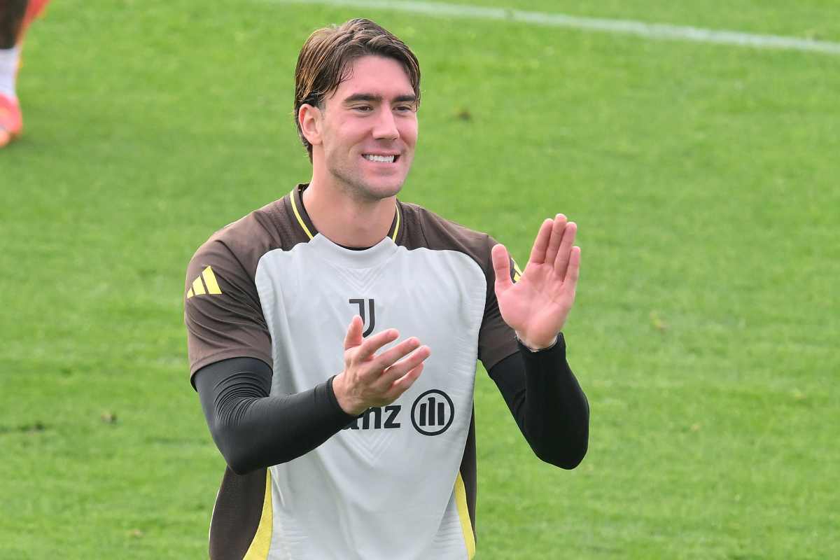 Dusan Vlahovic sorride e applaude i compagni in allenamento 