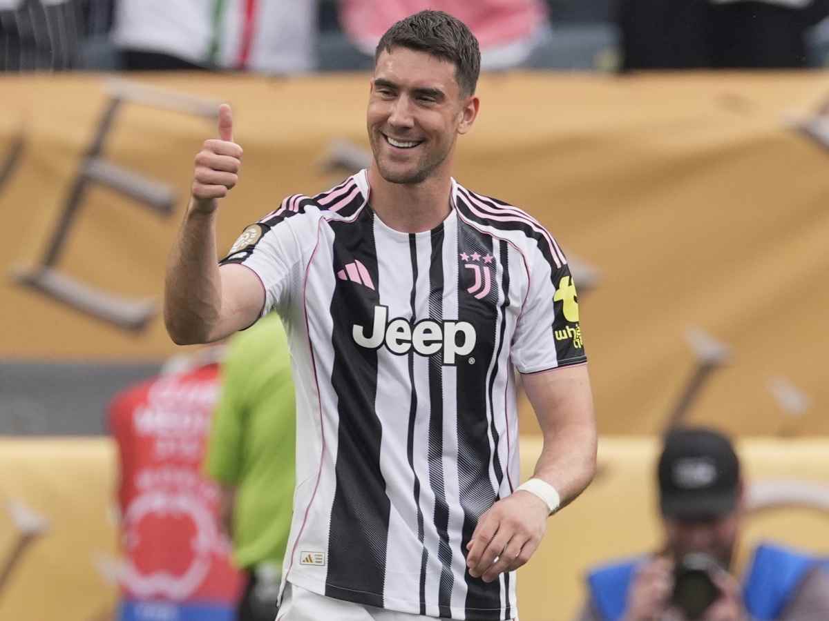 Dusan Vlahovic sorridente col pollice alto