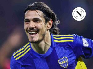 Edinson Cavani sorridente con la maglia del Boca e sopra di lui il logo del Napoli