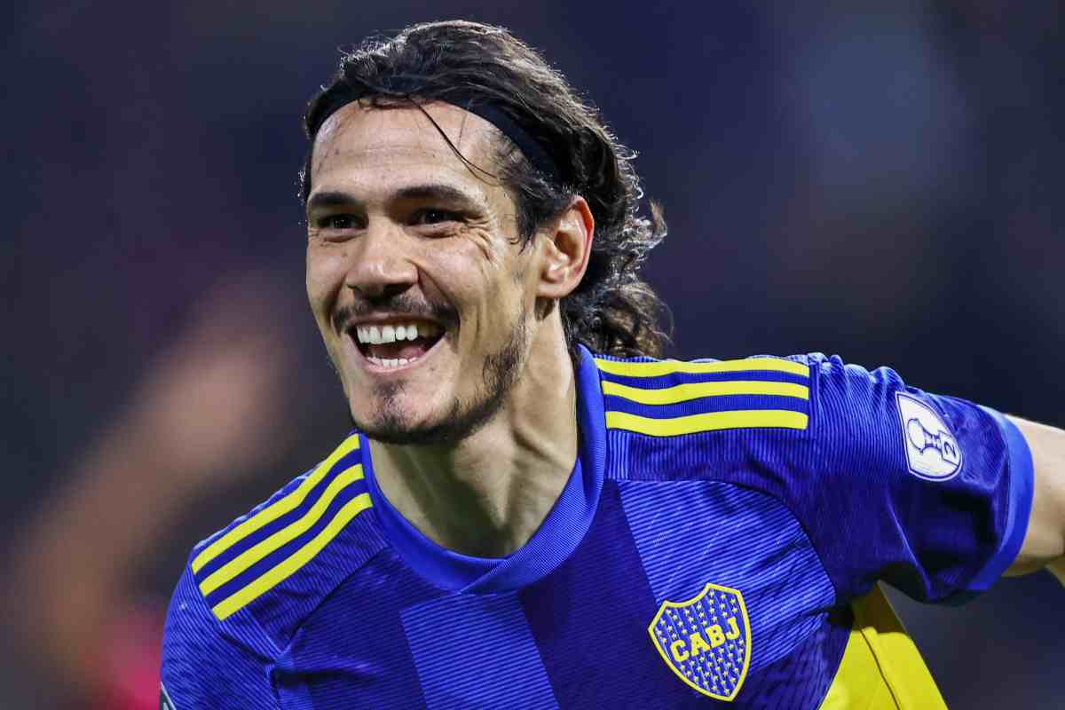 Edinson Cavani sorride mentre esulta dopo un gol col Boca Juniors
