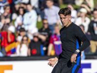 Emil Kospo durante il riscaldamento di una partita del Barcellona in Youth League