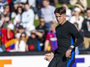 Emil Kospo durante il riscaldamento di una partita del Barcellona in Youth League