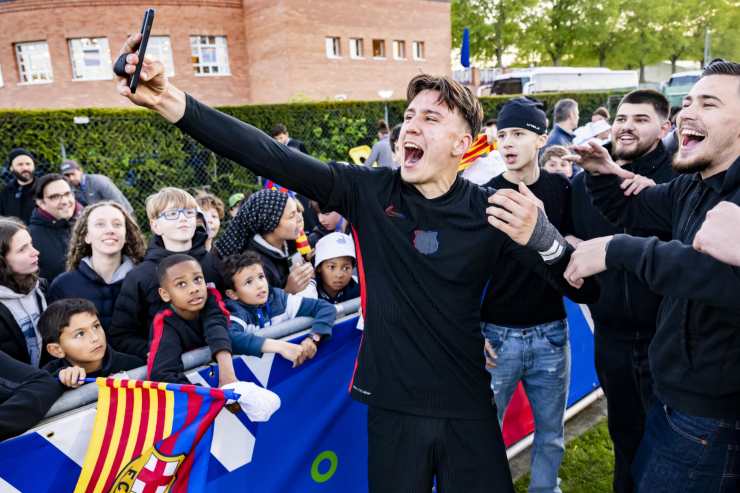Emil Kospo si fa un selfie con i tifosi del Barcellona