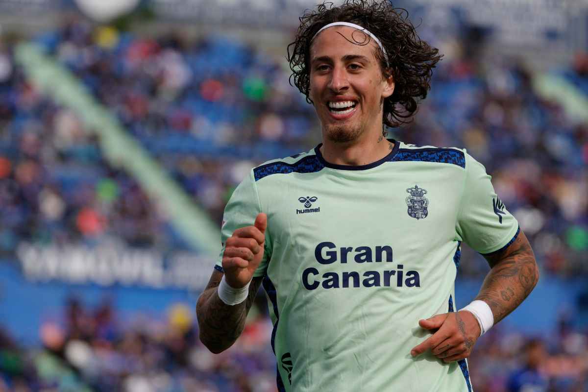 Fabio Silva  sorride ed esulta con la maglia del Las Palmas