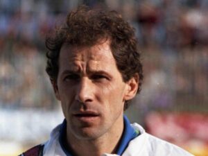 uno sguardo intenso di Franco Baresi con la maglia dell'Italia nel 1992