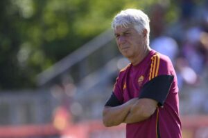 Gian Piero Gasperini pensieroso mentre guarda la sua Roma