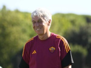 Gian Piero Gasperini sorride con indosso la nuova divisa della Roma