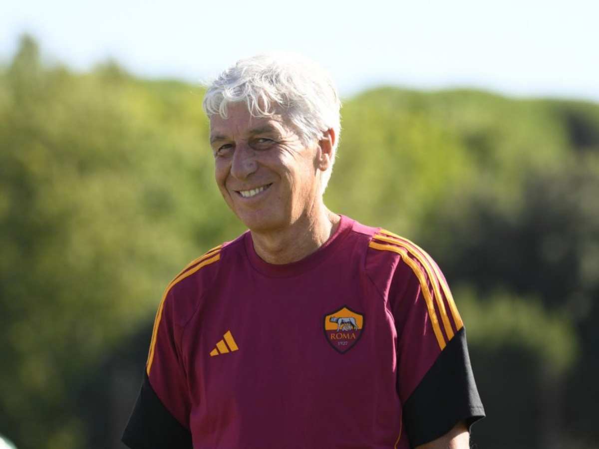 Gian Piero Gasperini sorride con indosso la nuova divisa della Roma