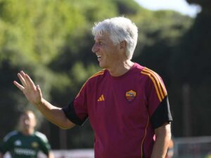 Gian Piero Gasperini sorride e saluta nel corso di un allenamento della Roma