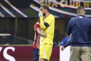 Gianluigi Donnarumma con le mani tra i capelli