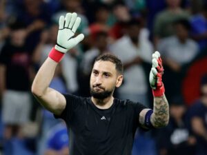 Gianluigi Donnarumma saluta i tifosi con i guantoni sulle mani