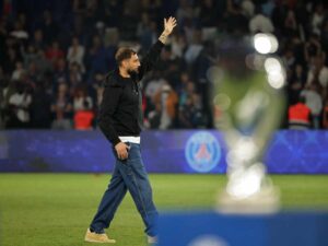 Gigio Donnarumma saluta i tifosi del PSG