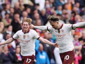 Grealish e De Bruyne esultano con la maglia del City