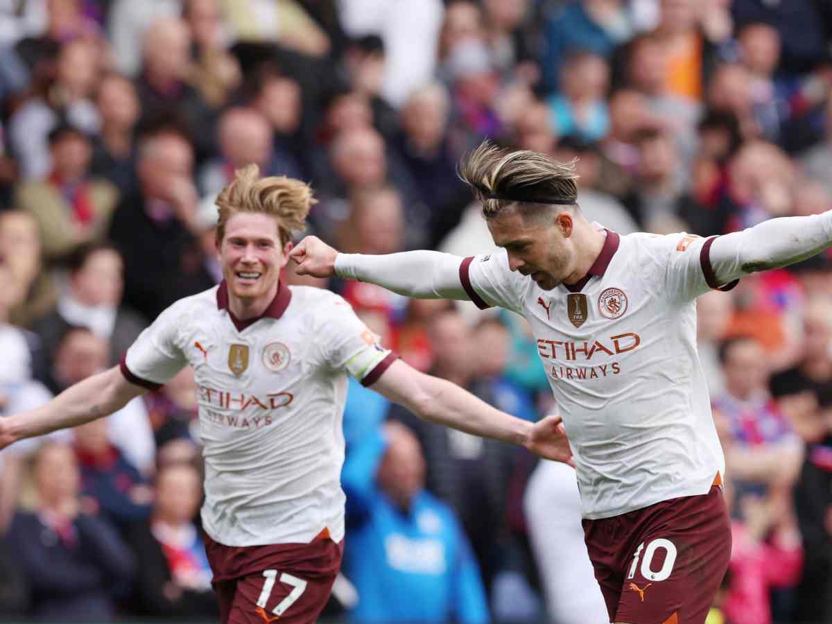 Grealish e De Bruyne esultano con la maglia del City