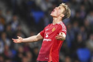 Hojlund disperato in primo piano con la maglia dello United