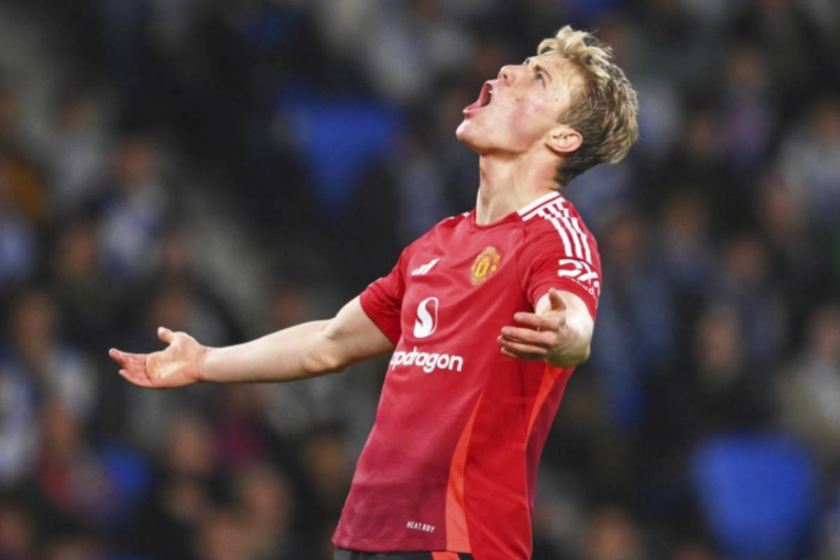 Hojlund disperato in primo piano con la maglia dello United
