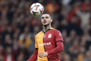 Mauro Icardi in campo mentre palleggia in maglia Galatasaray