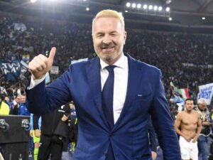 Igli Tare allo stadio Olimpico saluta tutti col sorriso e il pollice alzato