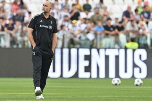Igor Tudor passeggia a bordo campo