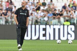 Igor Tudor pensieroso a bordo campo
