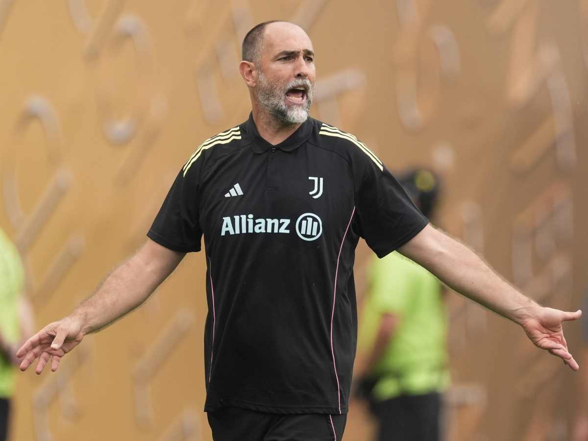 Igor Tudor in divisa Juve dà indicazioni ai suoi calciatori in allenamento