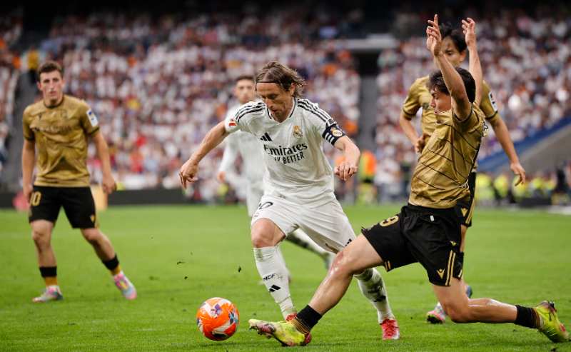 Jon Aramburu in azione contro Modric in un Real Madrid-Real Sociedad