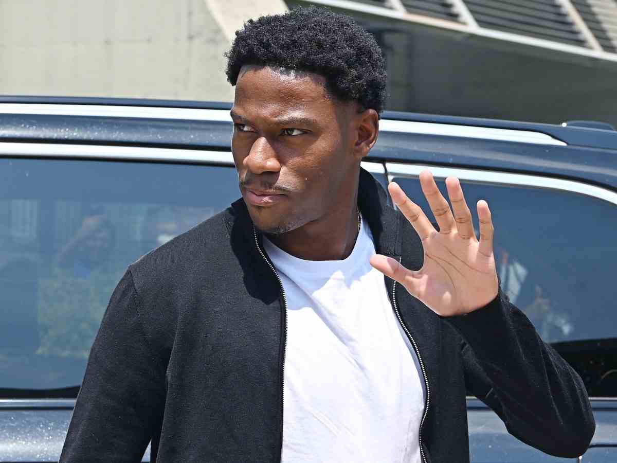 Jonathan David saluta i tifosi che lo aspettano al suo arrivo in Italia