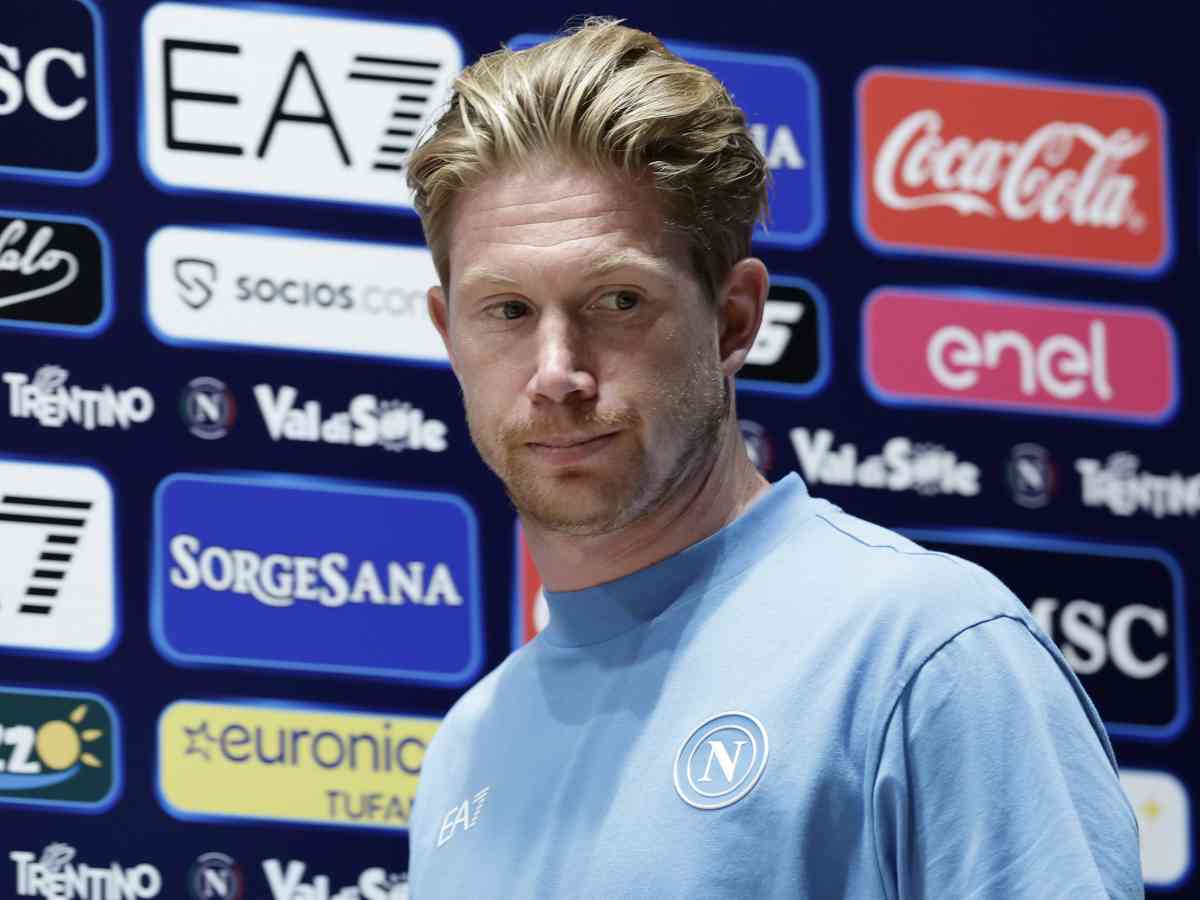 Kevin De Bruyne con la maglia d'allenamento del Napoli