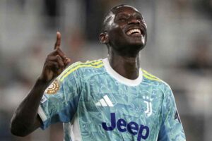 Kolo Muani esulta in maglia Juventus con il dito al cielo