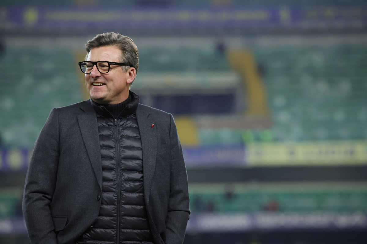 Kosta Runjaic, allenatore dell'Udinese, sorridente in panchina