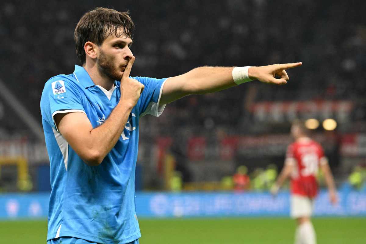 Kvicha Kvaratskhelia dopo un gol col Napoli in un'esultanza che sembra voler zittire qualcuno