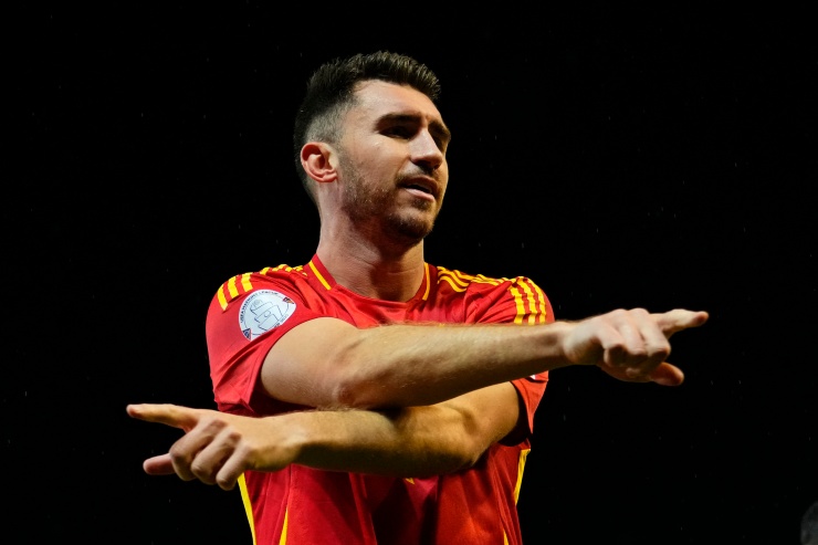 Aymeric Laporte in campo con la maglia della Spagna