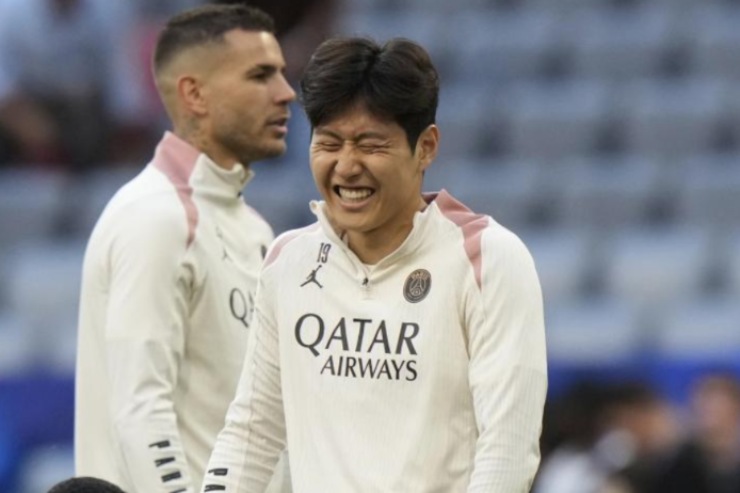Lee Kang-in ride in campo nel pre partita