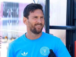 primo piano di Lionel Messi sorridente e con indosso una maglia azzurra