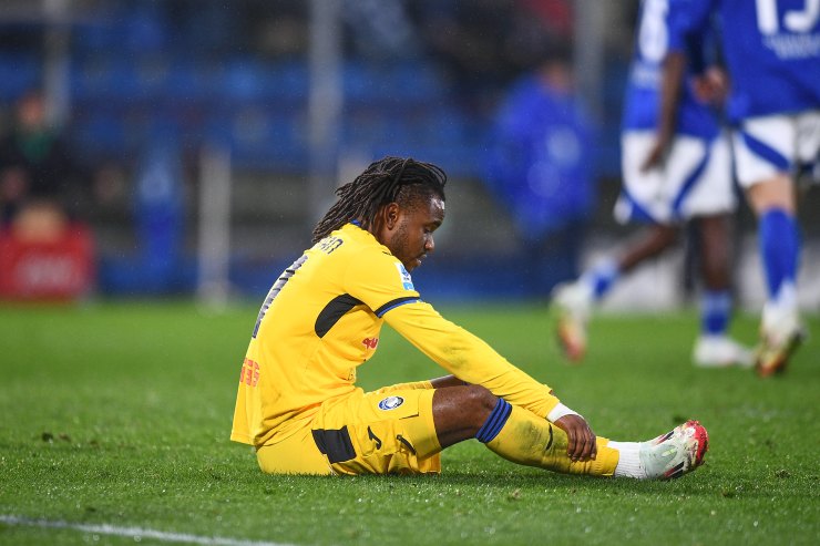 Ademola Lookman seduto sconsolato in mezzo al campo 