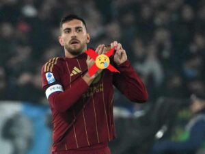 Lorenzo Pellegrini indica lo stemma della Roma, una X sulla sua mano