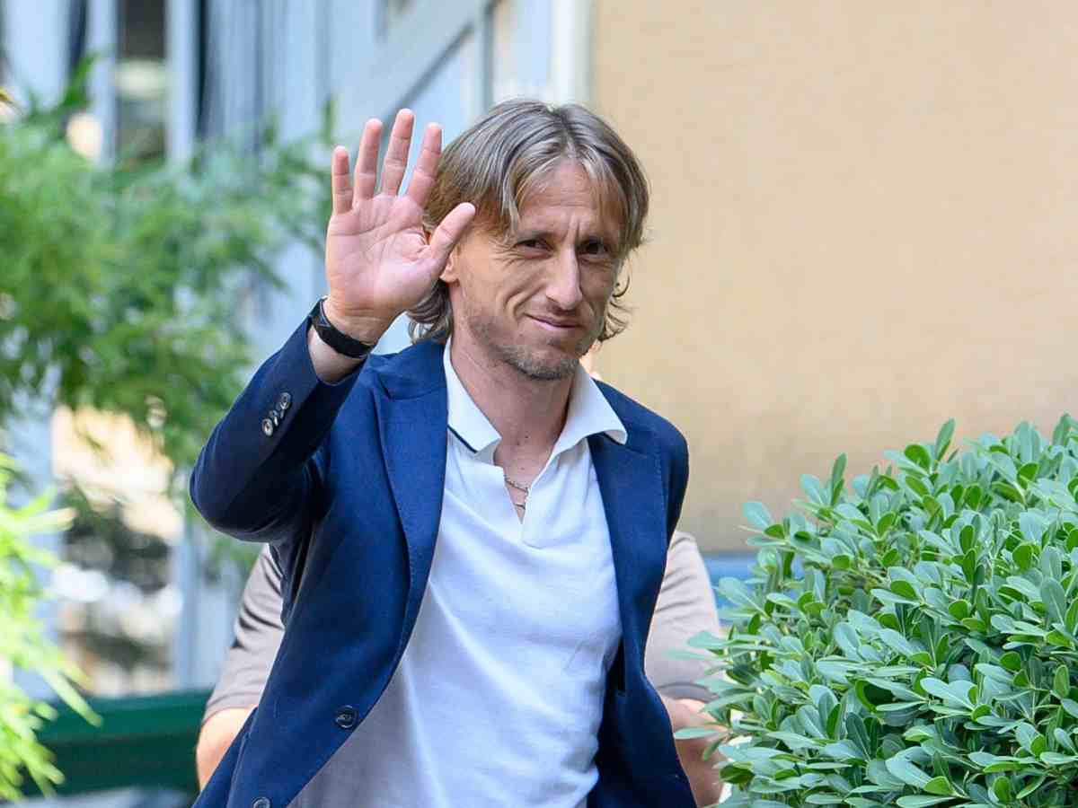 Luka Modric saluta i tifosi al momento delle sue visite mediche per il Milan