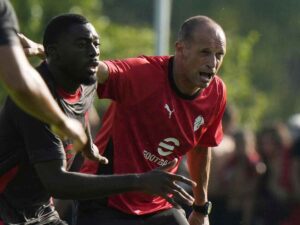 Massimiliano Allegri in allenamento con il Milan