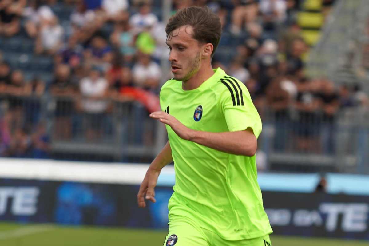 Matteo Tramoni in azione con la maglia gialla fluo del Pisa