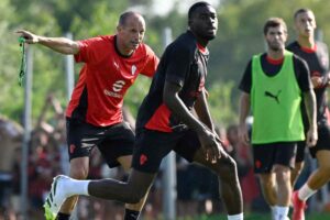 Max Allegri dà indicazioni durante un allenamento