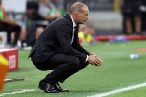 Max Allegri accovacciato e quasi sconsolato