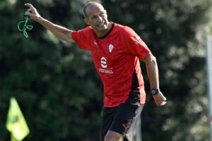 Max Allegri dà indicazioni in allenamento