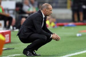 Massimiliano Allegri accovacciato a terra