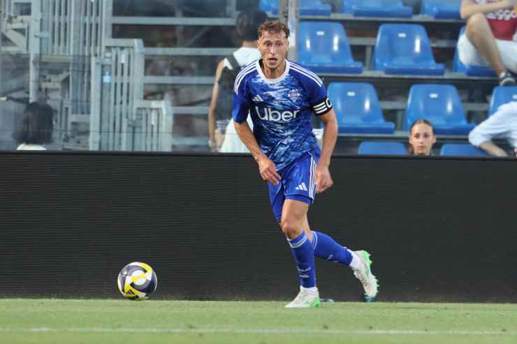 Mergim Vojvoda in azione con la fascia di capitano del Como