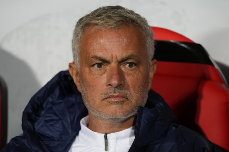 José Mourinho seduto in panchina