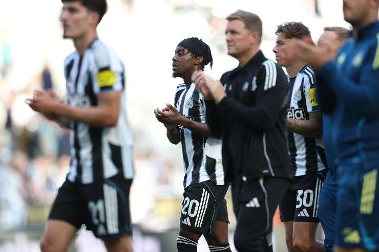 I calciatori del Newcastle applaudono a fine gara
