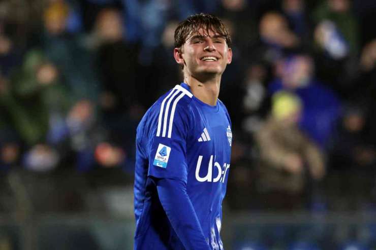 Nico Paz del Como sorride mentre è in campo