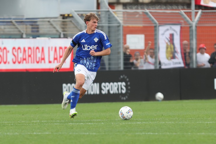 Nico Paz in campo mentre porta il pallone in conduzione