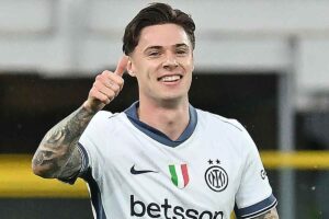 Nicola Zalewski esulta dopo un gol con l'Inter